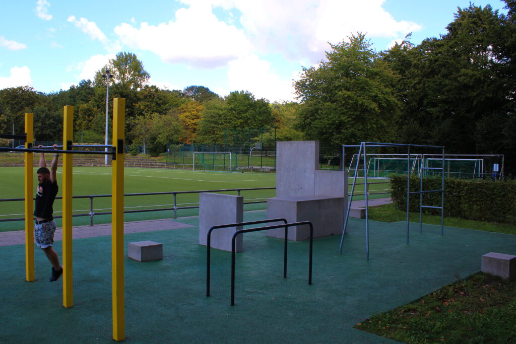 Overview of the course. You can see the poles and concrete blocks that serve as obstacles.