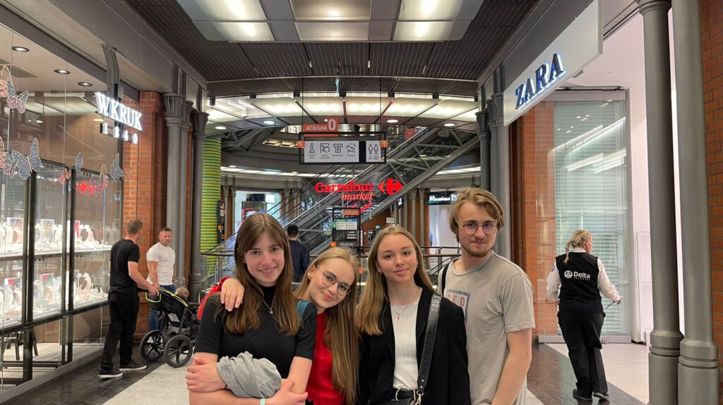 A group photo of the Polish students in the shopping centre.